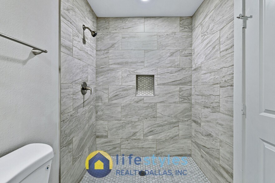 Building Photo - 907 NW Main St