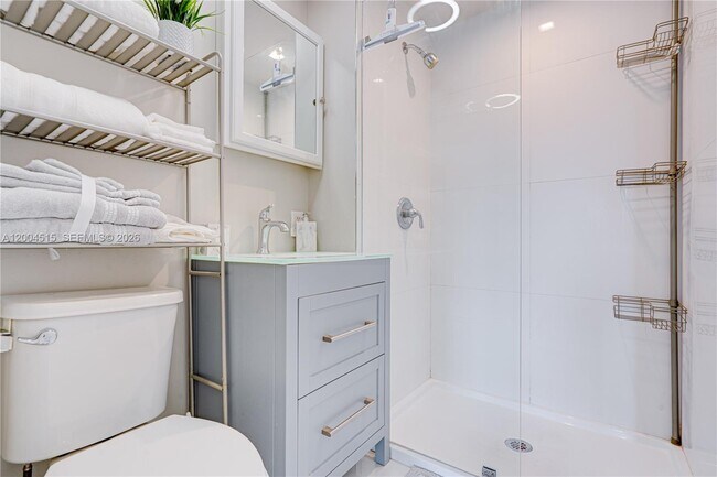 Building Photo - 227 SW 30th Ave