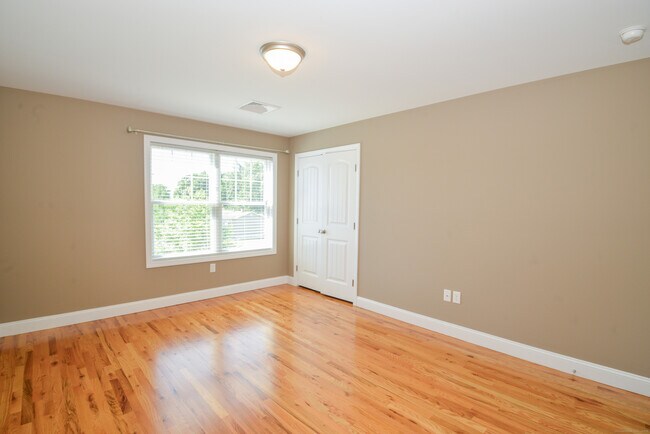 Building Photo - 341 Meadowside Rd