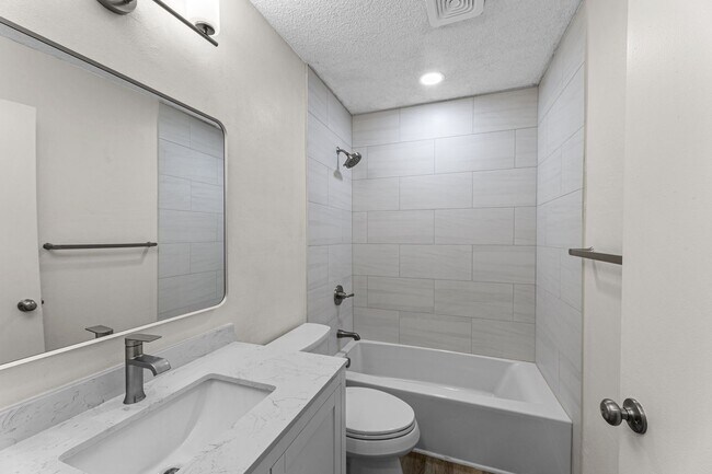 Building Photo - Tastefully Updated 3 bedroom 2 bath Duplex Northeast San Antonio