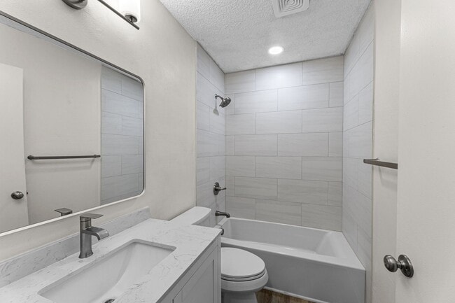 Building Photo - Tastefully Updated 3 bedroom 2 bath duplex...