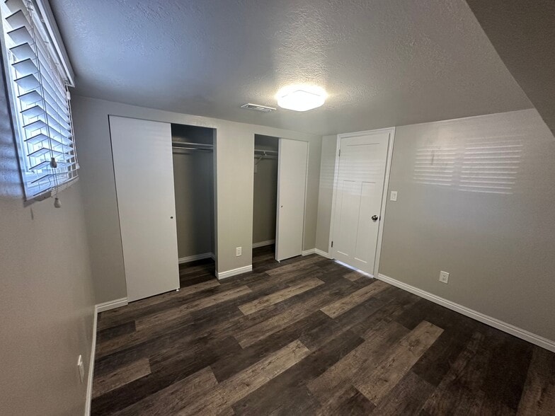 Building Photo - 449 Center St