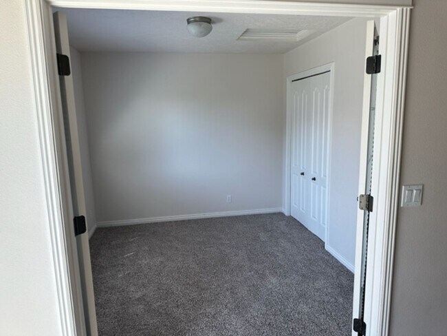Building Photo - 943 Mount Hood Pl N