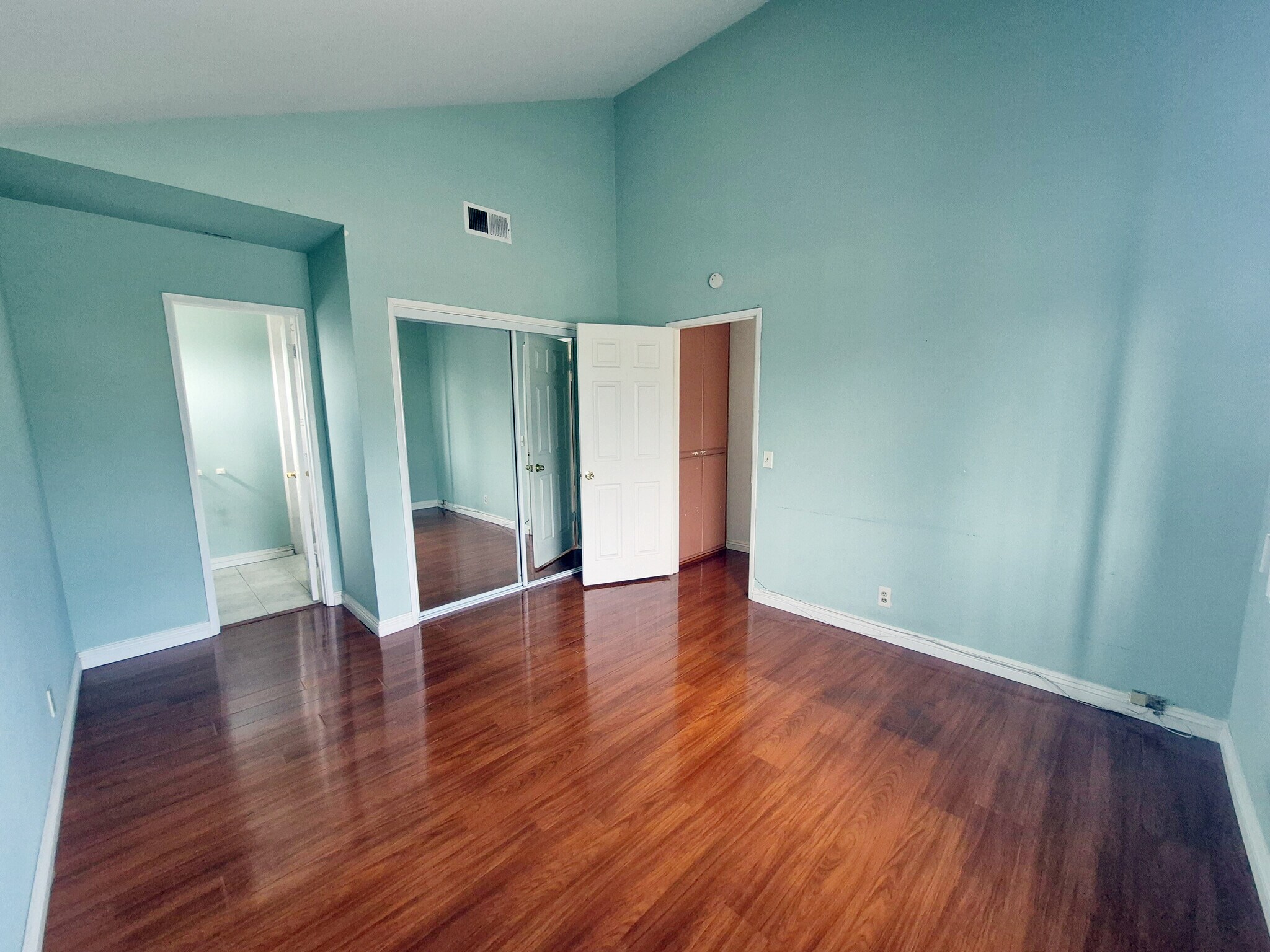 Building Photo - 1836 E Huntington Dr