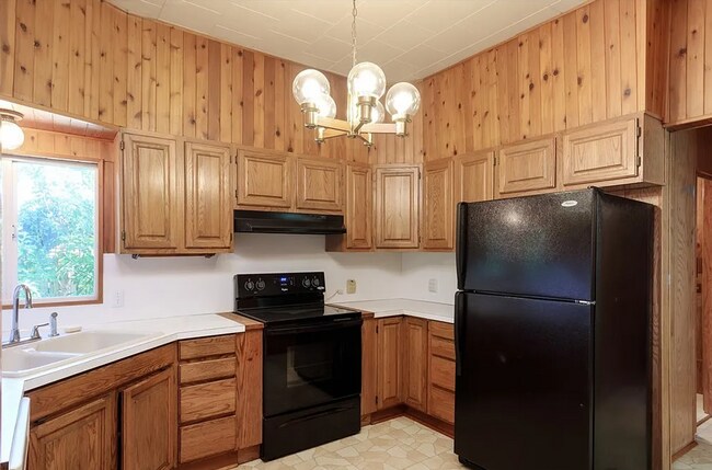 Building Photo - Beautifully Updated Craftsman in the Heart of North Tacoma