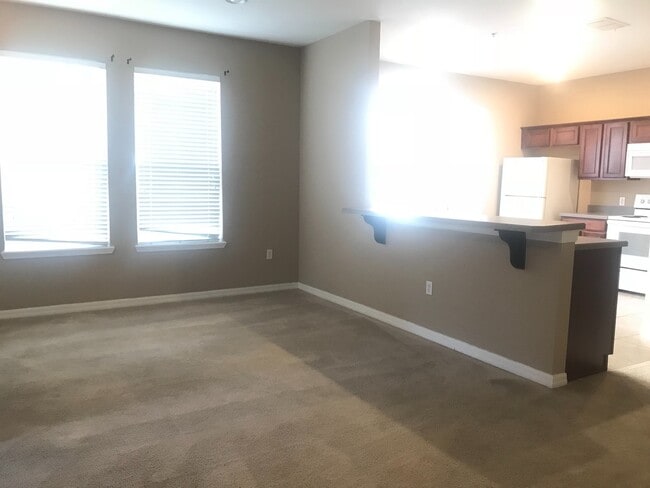 Building Photo - PENDING APPLICATION-MOVE IN SPECIAL- Beautiful 3/2.5 Harmony Condo.