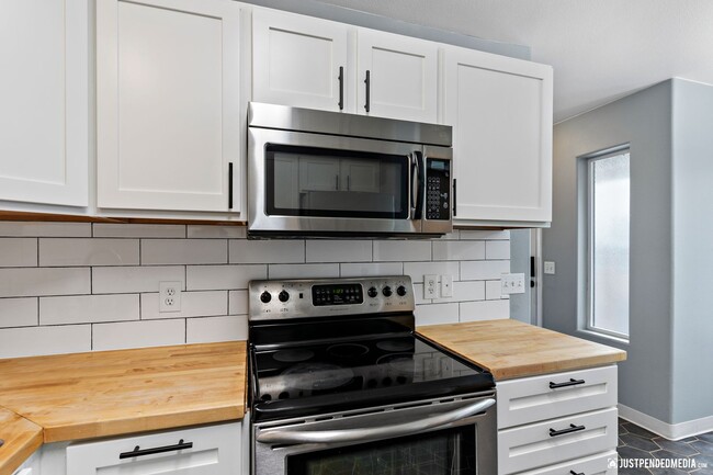 Building Photo - Spacious & Updated 3 Bedroom Duplex Near M...