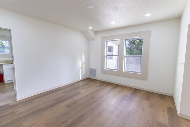 Building Photo - 14022 4th St