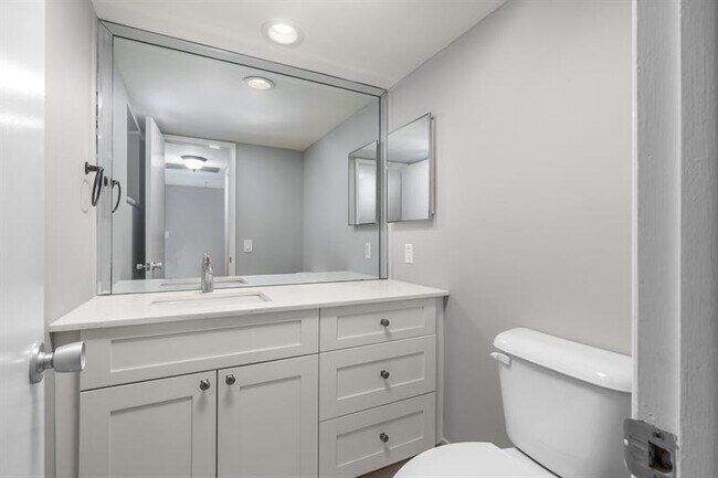 Building Photo - 3050 N Palm Aire Dr