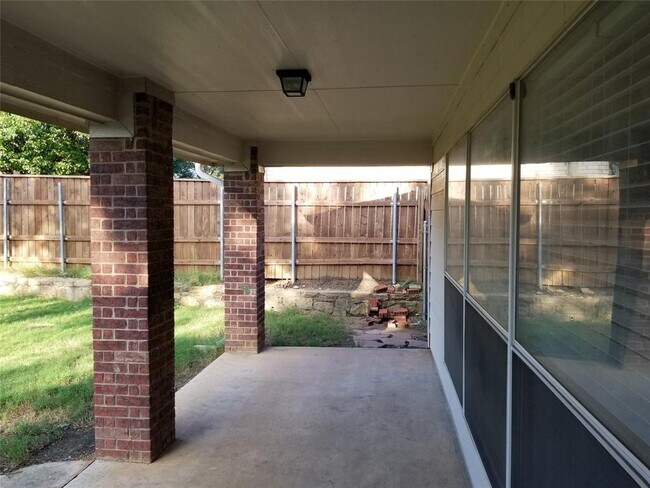 Building Photo - 2809 Hollow Ridge Dr