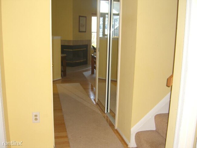 Building Photo - 3 br, 2 bath Condo - 7610 A Coachlight Lane,