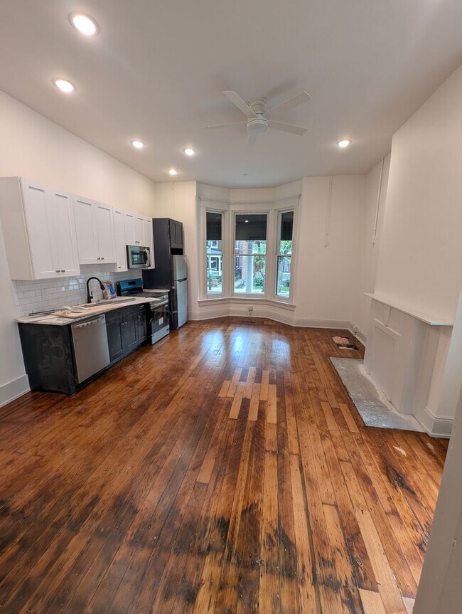 Building Photo - Beautifully Renovated, Elegant Apartments in Historic Covington