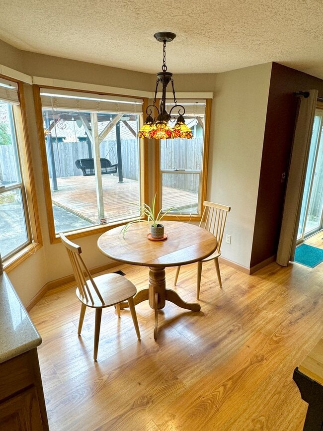 Building Photo - Linwood Neighborhood, Milwaukie Home on Quiet Cul-de-sac, 2 Car Garage, A/C, Huge Fenced Backyard