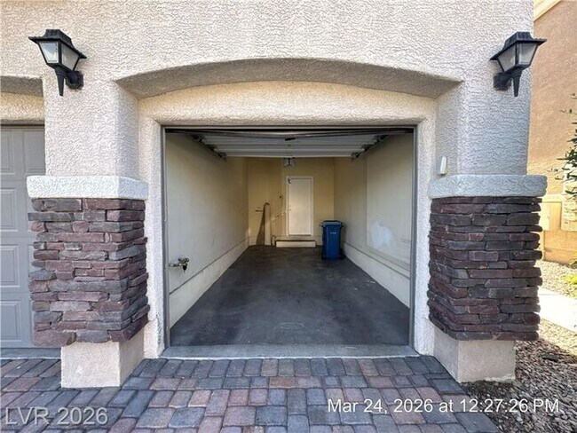 Building Photo - Gated Community with the perfect mix of style, location, and amenities!