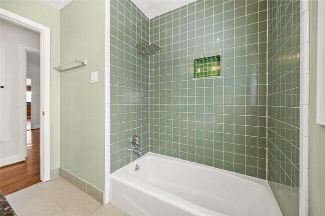 Building Photo - 2018 Woodvine Dr