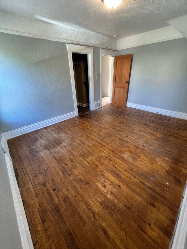 Building Photo - 708 E 6th St