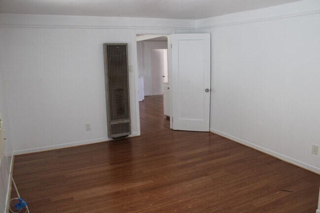Building Photo - Three Bedroom, One Bathroom Single Family Home in Isleton.