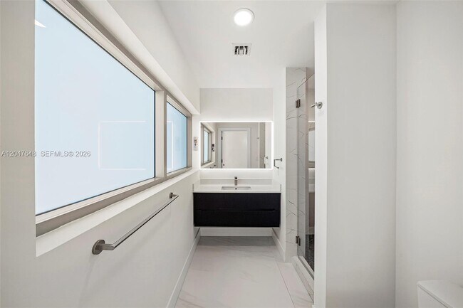 Building Photo - 900 Biscayne Blvd