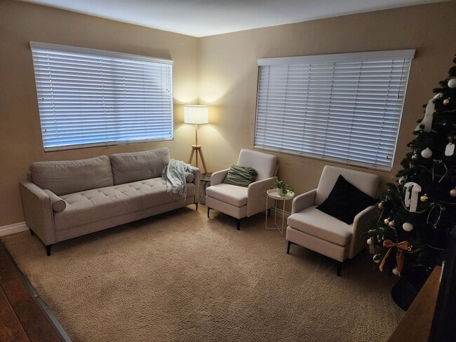 Building Photo - Upstairs end unit with AC and a private entrance 2 bedroom condo in a quiet area of Spring Valley...