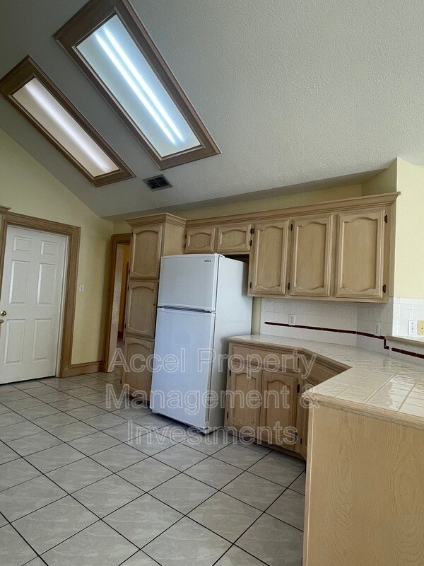 Building Photo - 512 Xanthisma Ave