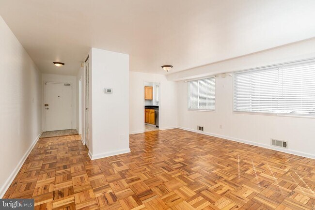 Building Photo - 10423 Montrose Ave