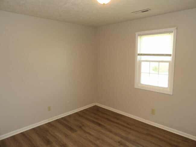Building Photo - 204 Landings Dr