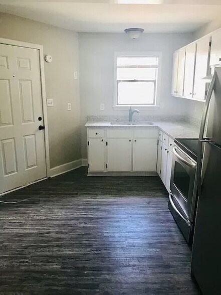 Building Photo - Room in Apartment on Heathcliff St