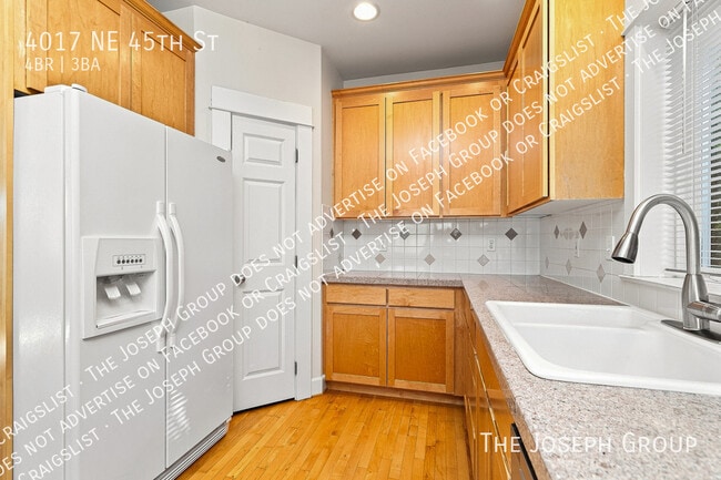 Building Photo - 4017 NE 45th St