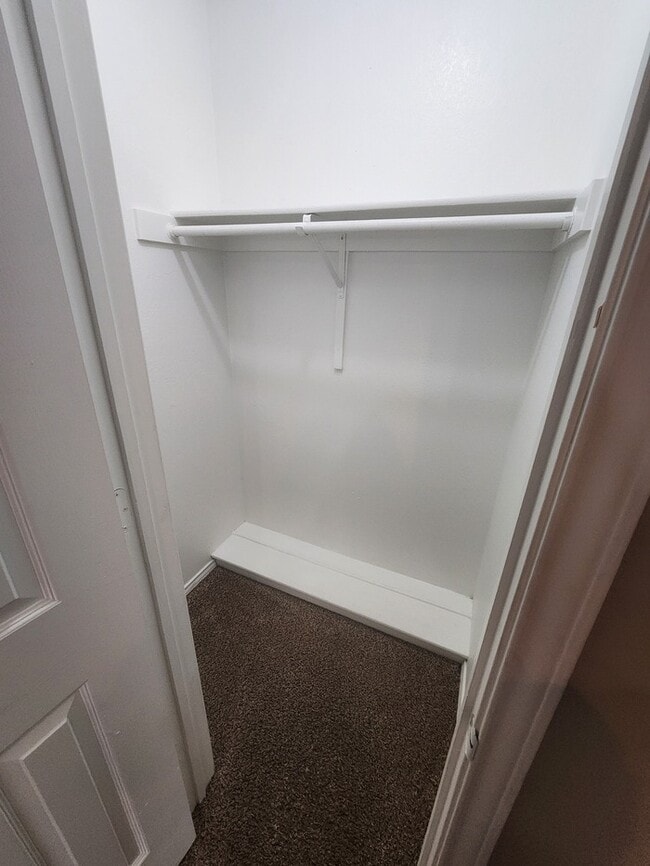 Building Photo - 3 bed 2 bath home, 2 car garage, 2 living areas!