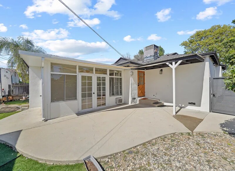 Primary Photo - 6501 Hesperia Ave