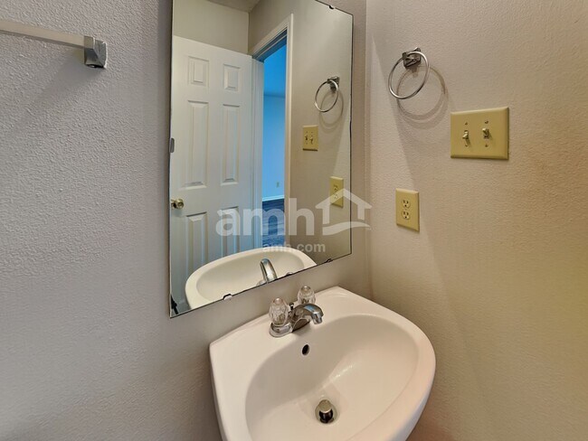 Building Photo - 1313 Central Park Dr