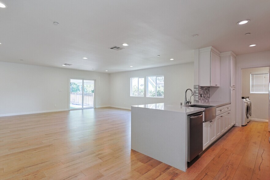 Building Photo - 844 N Lima St