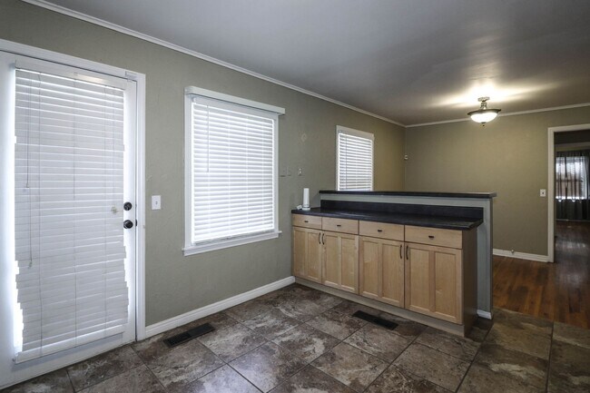 Building Photo - Cozy Bungalow in Brookside area, close to shopping for grocery, coffee shops, restaurants and muc...