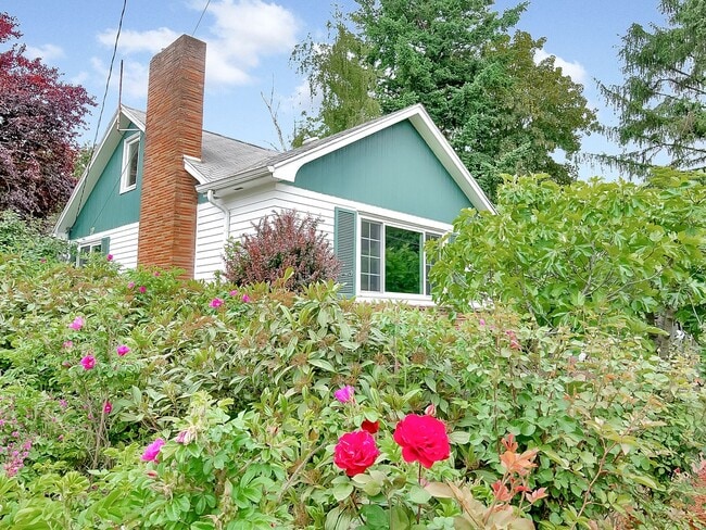 Building Photo - Amazing vintage 2-bdrm/2-bath Cully home—Giant garden, detached art studio, great location