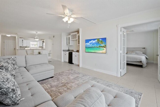 Building Photo - 1051 Hillsboro Mile