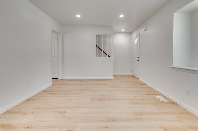 Building Photo - 1430 Westbrooke Terrace