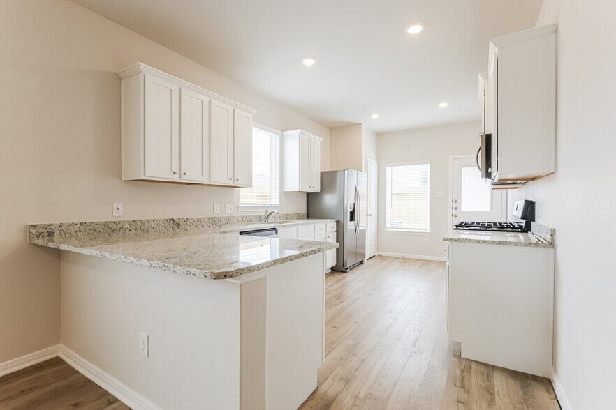 Building Photo - 16455 Hill Dr