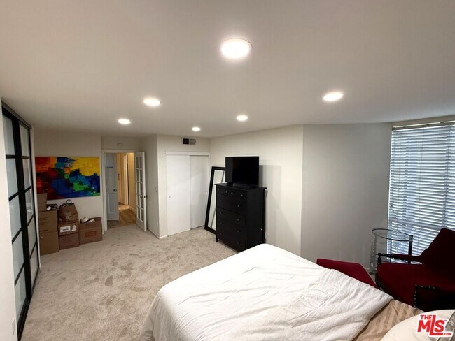 Building Photo - 8530 Holloway Dr