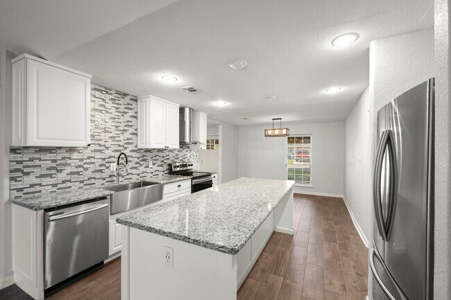Building Photo - 2909 Livingston Dr