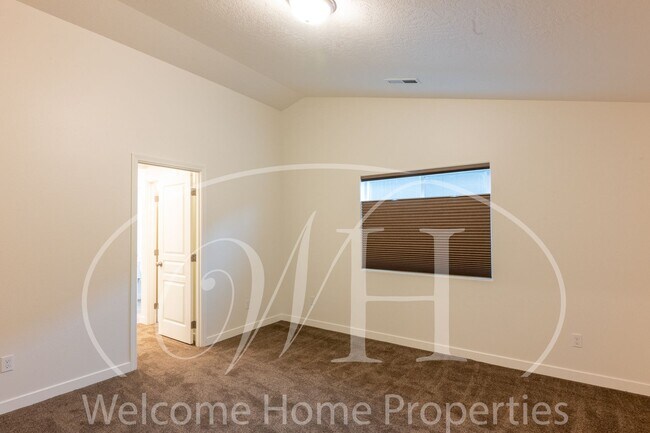 Building Photo - Single Story 3 Bedroom Home with Gas Fireplace and Covered Patio