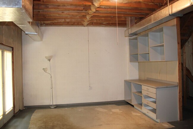 Building Photo - 2 Bedroom Townhome with Attached Garage