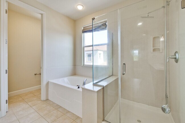 Building Photo - Excellent 4 Bed 2.5 Bath Town Home!