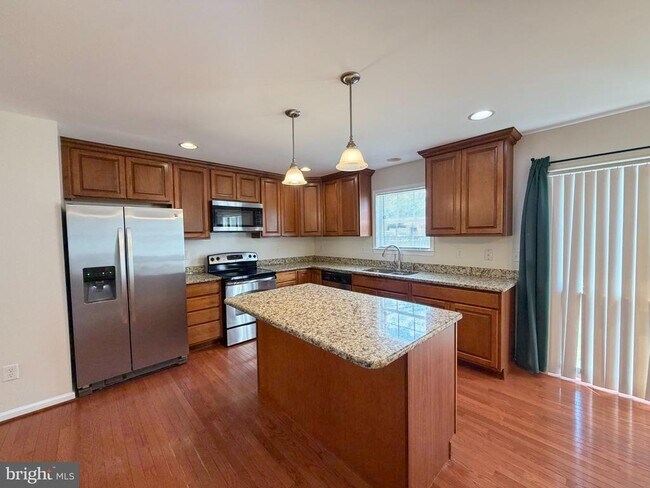Building Photo - 10 S Meadow Ct