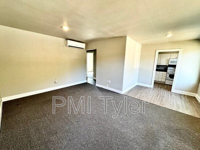 Building Photo - 1800 W Oakwood St