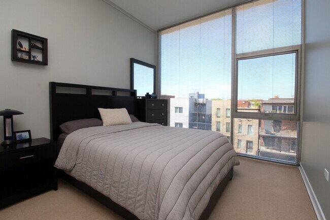 Building Photo - 1540 W Fullerton Ave