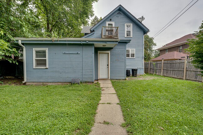 Building Photo - 451 Marion Ave