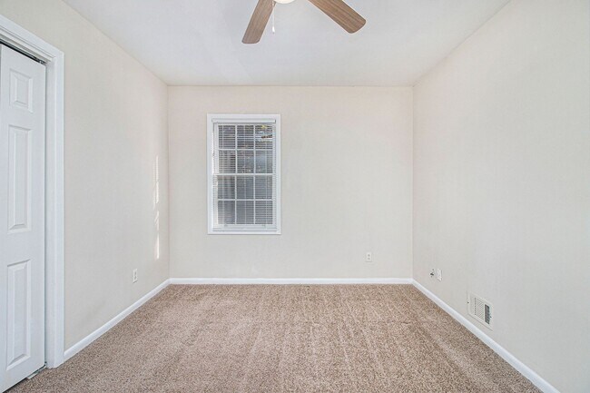 Building Photo - 3 bdrm, 2 bath in Decatur