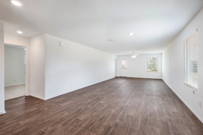 Building Photo - Redbird Ranch 4 Bedroom, 2 Bath, Free Internet, Tons of Amenities