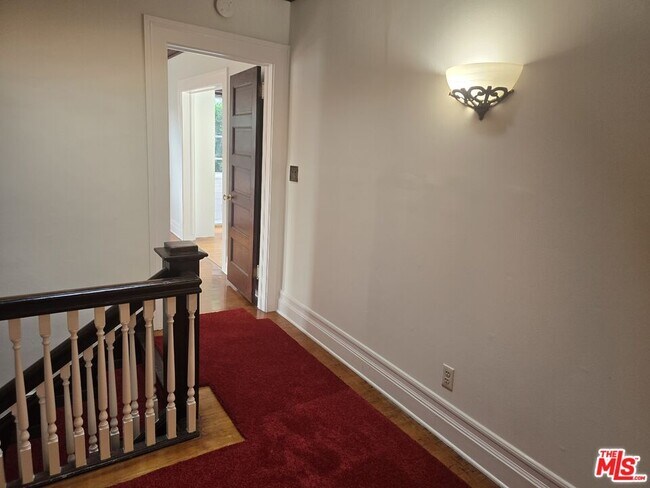 Building Photo - 317 S Norton Ave