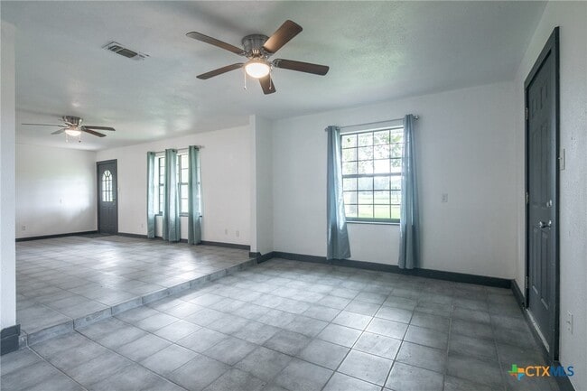 Building Photo - 803 Happy Haven Rd